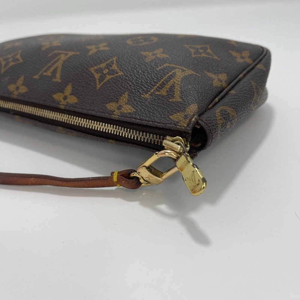 •SOLD• Louis Vuitton Monogram Pochette Accessories - Picture 5 of 15